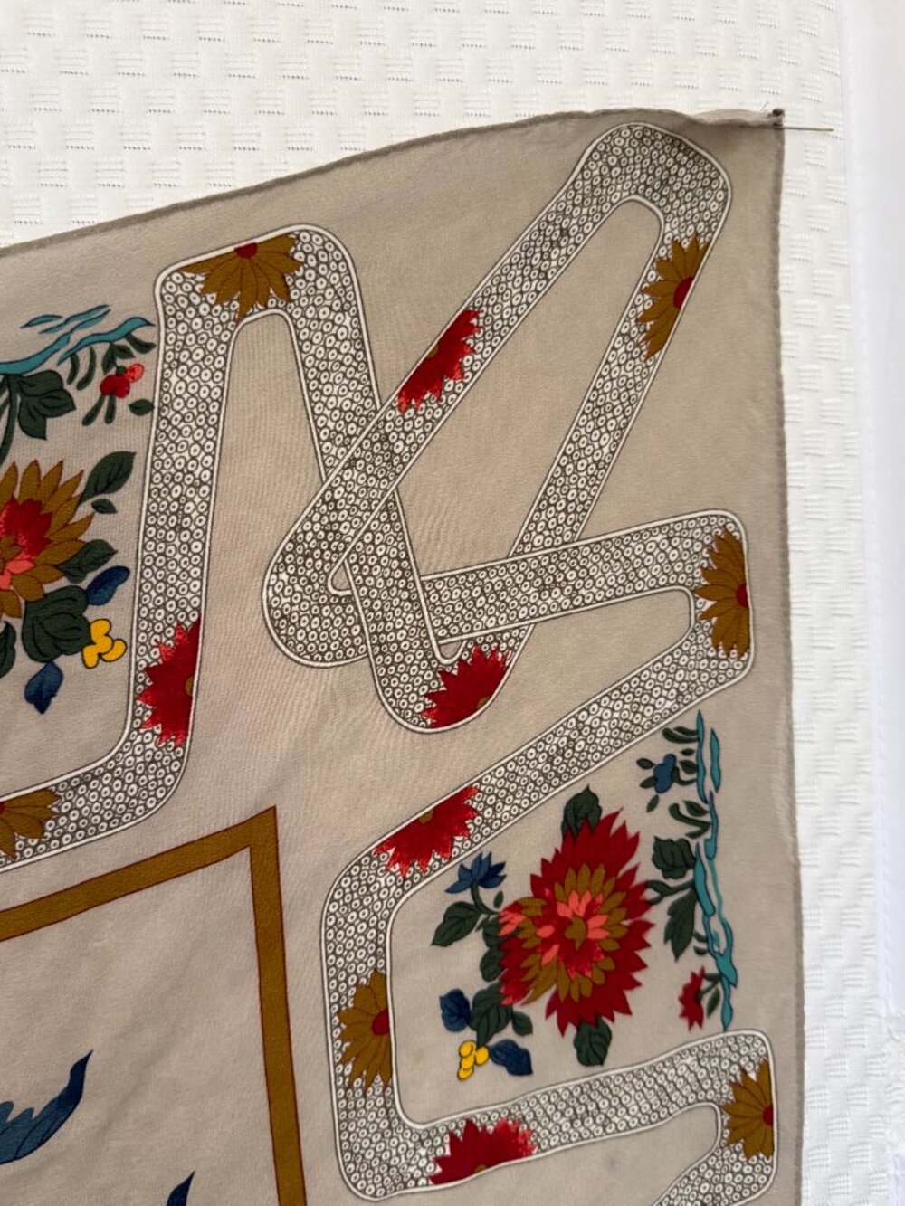 IVORY/TAUPE METROPOLITAN MUSEUM OF ART SILK SCARF "TREE OF LIFE" - Picture 4 of 5